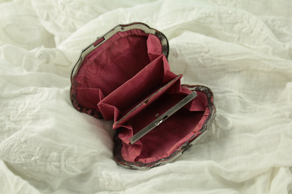 Purse, or box, in mother-of-pearl with monogrammed cartridge late 19th century