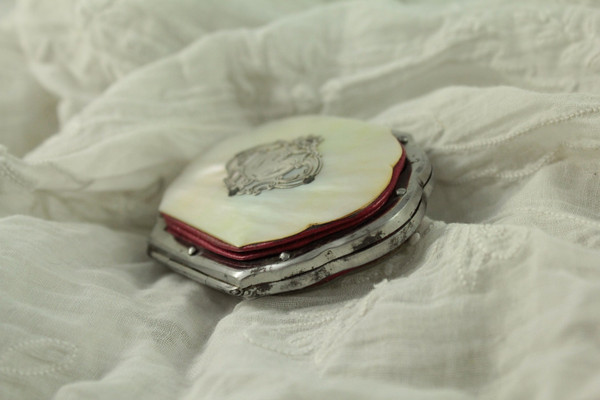 Purse, or box, in mother-of-pearl with monogrammed cartridge late 19th century