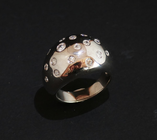 Anello con sfera di diamanti, oro bianco 18 carati.