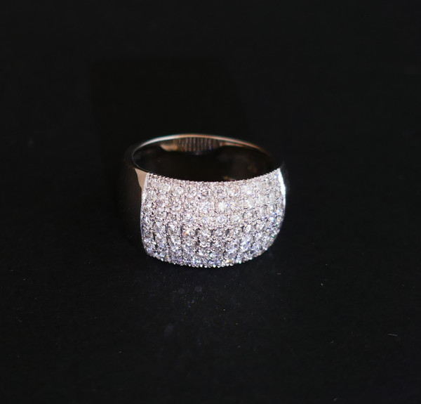 Pavé-Diamantring, 18 Karat Weißgold.