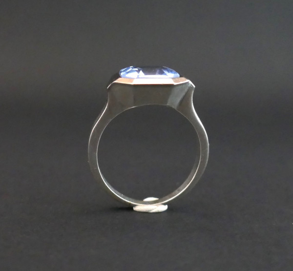 Bague Art Déco En Argent Sertie d'Un Spinelle Bleu De Synthèse.