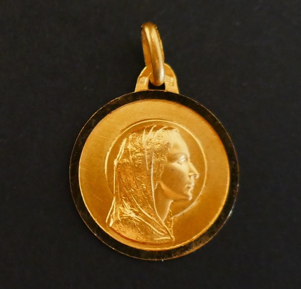 Jungfrauenmedaille aus 18 Karat Gold.