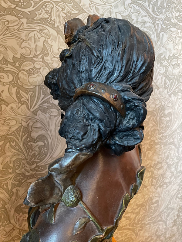 Busto di donna moresca nello stile di Goldschneider