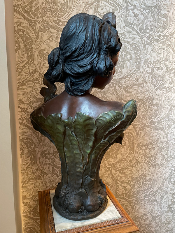 Busto di donna moresca nello stile di Goldschneider