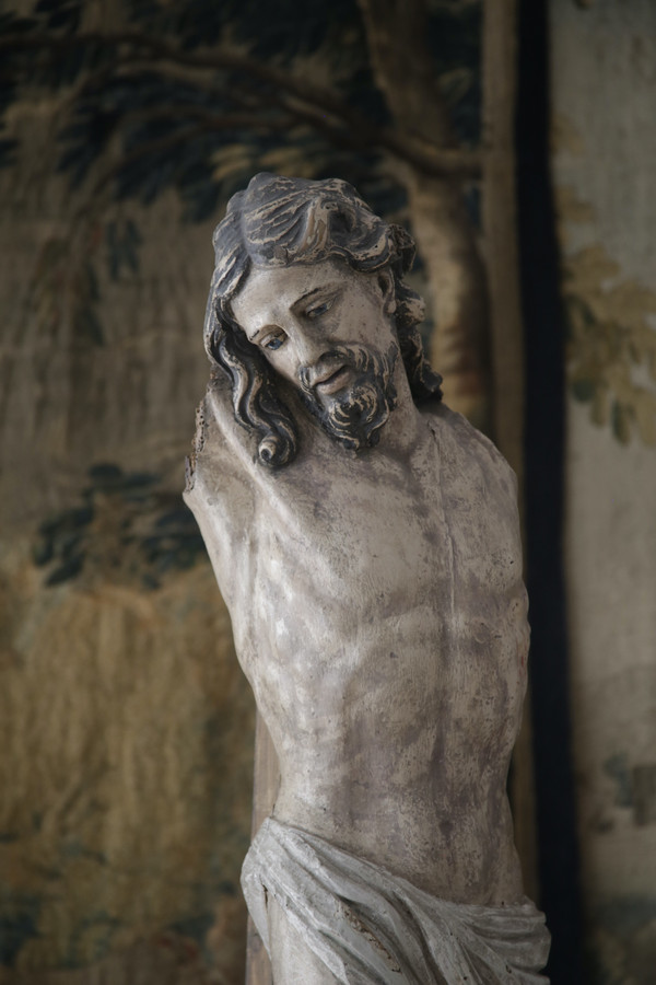 Grande Cristo in legno intagliato in policromia, fine del XVII secolo.