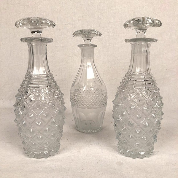 Cabaret à liqueur in 19th century painted sheet metal, carafes and glasses attributed to the Le Creusot crystal works