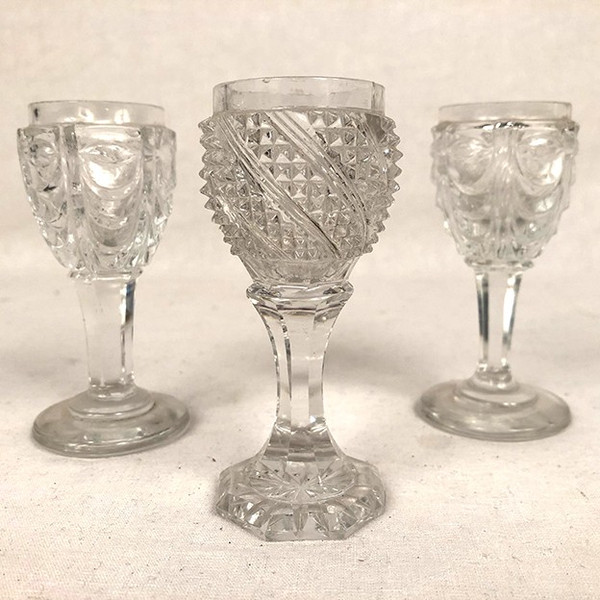 Cabaret à liqueur in 19th century painted sheet metal, carafes and glasses attributed to the Le Creusot crystal works