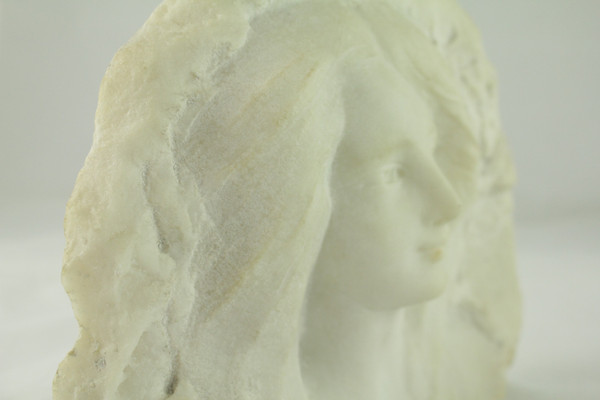 Sculpture en marbre haut relief 'portrait de jeune Femme' signée A. Gotis