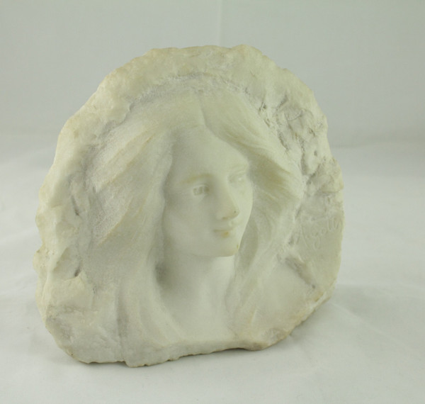 Sculpture en marbre haut relief 'portrait de jeune Femme' signée A. Gotis