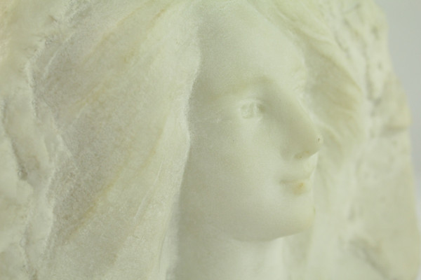 Sculpture en marbre haut relief 'portrait de jeune Femme' signée A. Gotis