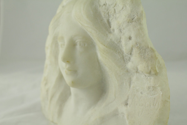 Sculpture en marbre haut relief 'portrait de jeune Femme' signée A. Gotis