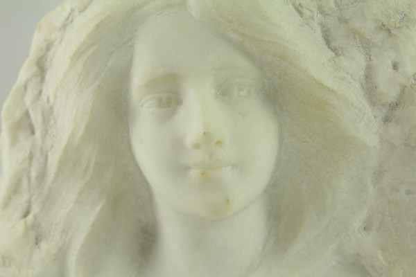 Sculpture en marbre haut relief 'portrait de jeune Femme' signée A. Gotis