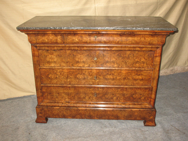 Commode époque Restauration en noyer et ronce de noyer à 5 tiroirs époque 19ème