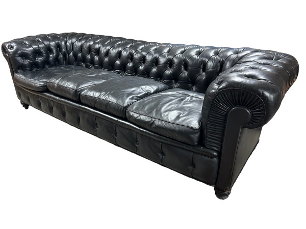 Grand Et Ancien Canapé Chesterfield En Cuir Quatre Places Début XXéme Siècle L 260 Cm