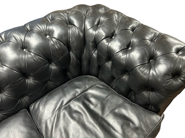 Grand Et Ancien Canapé Chesterfield En Cuir Quatre Places Début XXéme Siècle L 260 Cm