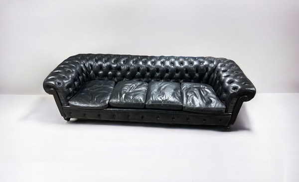 Grand Et Ancien Canapé Chesterfield En Cuir Quatre Places Début XXéme Siècle L 260 Cm