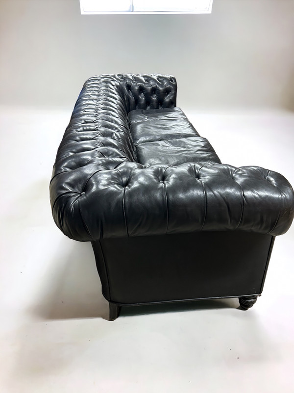 Grand Et Ancien Canapé Chesterfield En Cuir Quatre Places Début XXéme Siècle L 260 Cm