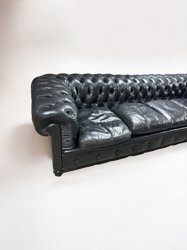 Grand Et Ancien Canapé Chesterfield En Cuir Quatre Places Début XXéme Siècle L 260 Cm