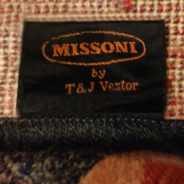 1980s Gorgeous Woolen Rug by Missoni for T&J Vestor Called "Luxor". Made in Italy