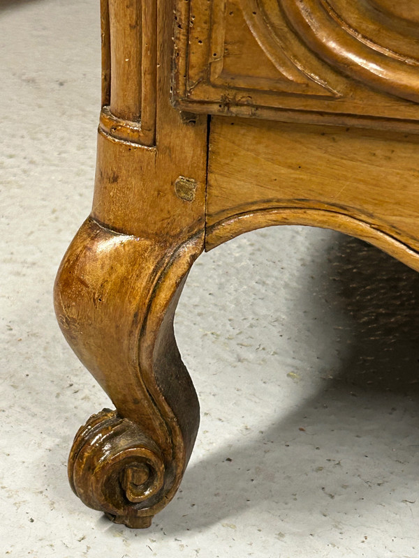 Louis XV walnut chest of drawers 18th century