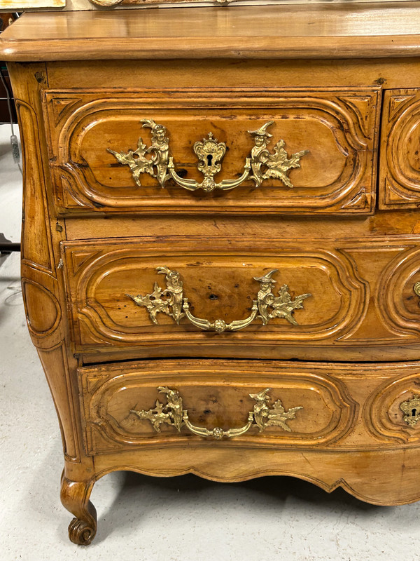 Louis XV walnut chest of drawers 18th century