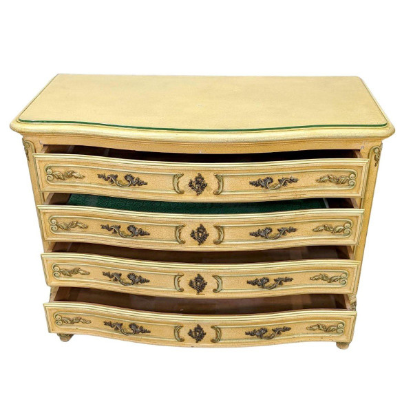 Antique Venetian Green and Gold Lacquered Rocaille Commode. Italian work from the 20th century