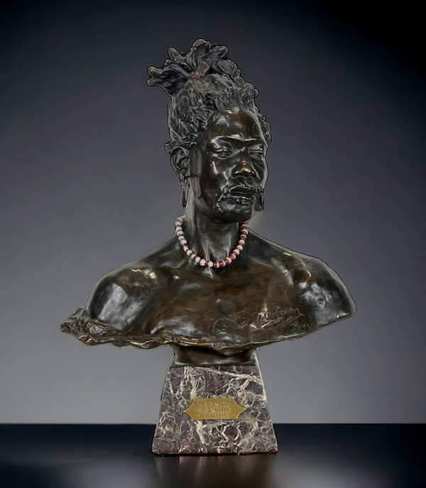 ARTHUR STRASSER 1854/1927 BUSTE DE GUERRIER SONGHAÏ EN BRONZE PATINÉ SUR MARBRE