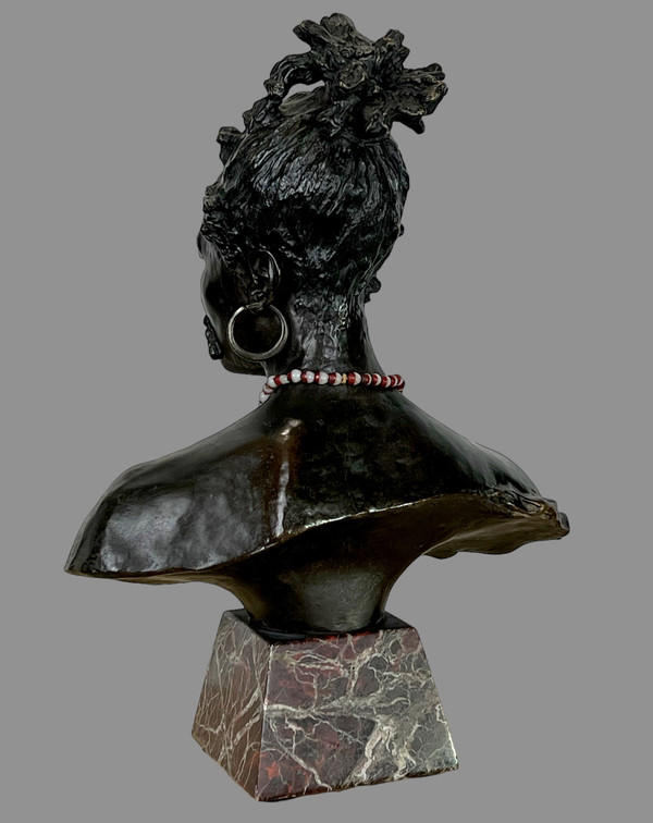 ARTHUR STRASSER 1854/1927 BUSTE DE GUERRIER SONGHAÏ EN BRONZE PATINÉ SUR MARBRE