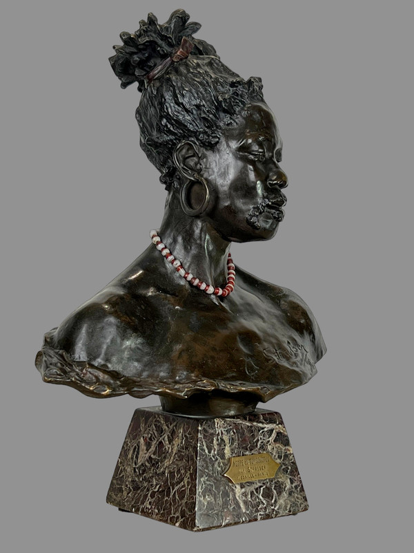 ARTHUR STRASSER 1854/1927 BUSTE DE GUERRIER SONGHAÏ EN BRONZE PATINÉ SUR MARBRE