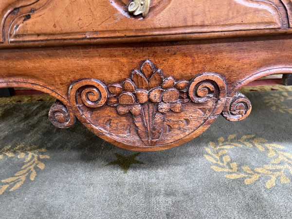 Louis XV period Parisian chest of drawers