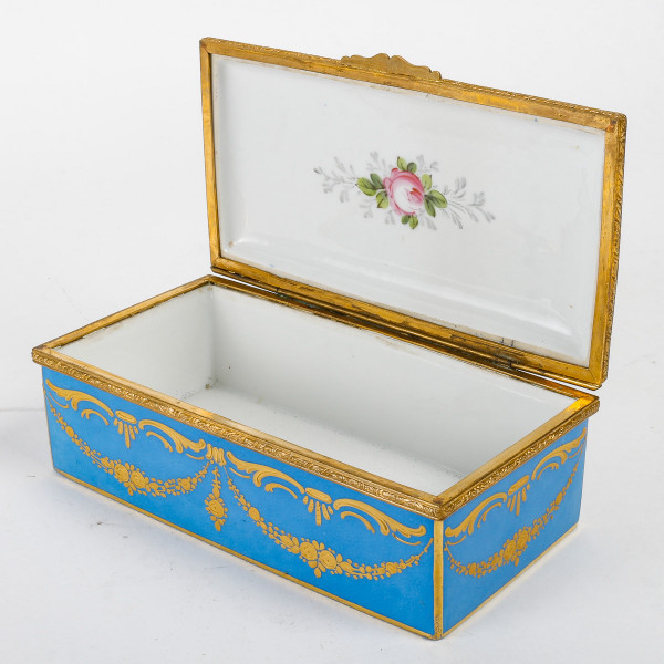 A late 19th century porcelain jewelry box