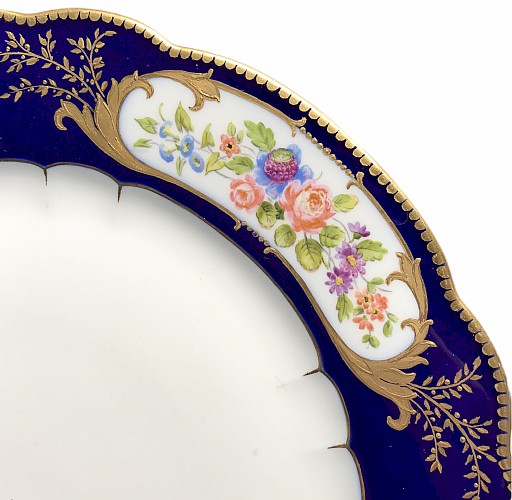 6 assiettes en porcelaine dans le gout de Sèvres bouquets fleurs dorure et bleu de cobalt 