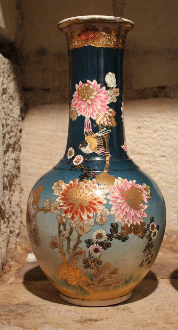 Pair of earthenware vases with blue background of birds and flowers Japan, Satsuma, circa 1900