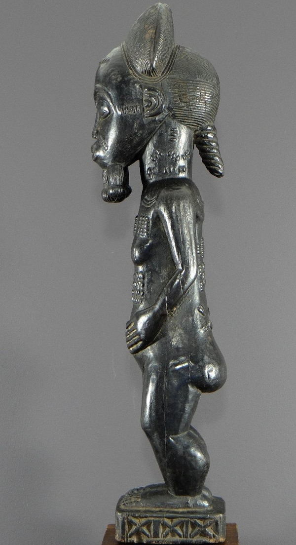 Elfenbeinküste, Baoulé-Volk, ca. 1950, große „Waka Sona“-Statue, maskulines Schönheitsideal.