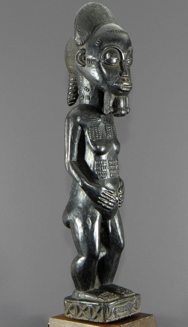 Elfenbeinküste, Baoulé-Volk, ca. 1950, große „Waka Sona“-Statue, maskulines Schönheitsideal.