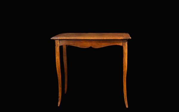 Petite table en noyer, Plateau parqueté, années 1920-30