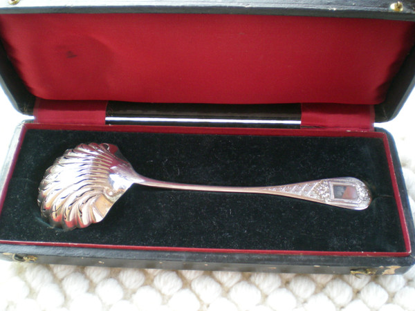 Napoleon III 19th century sprinkling spoon in solid silver, neck brace hallmark