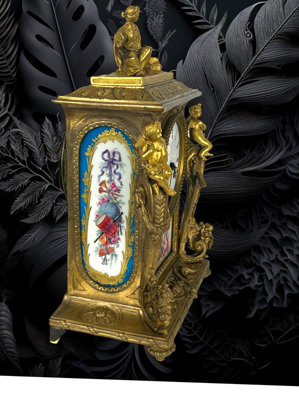 19th CENTURY CLOCK IN GILT BRONZE AND SÈVRES PORCELAIN DECORATED WITH CHARACTERS