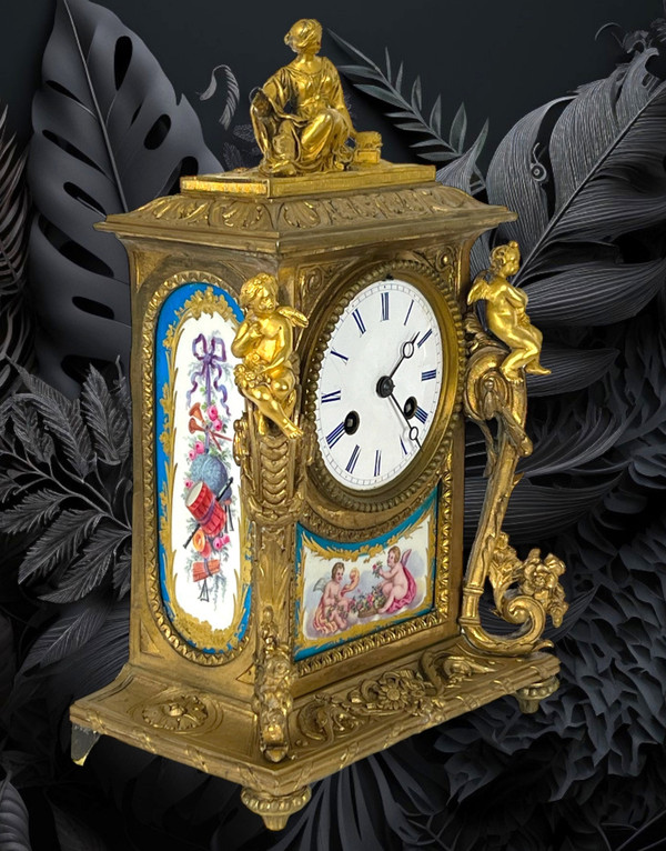 19th CENTURY CLOCK IN GILT BRONZE AND SÈVRES PORCELAIN DECORATED WITH CHARACTERS