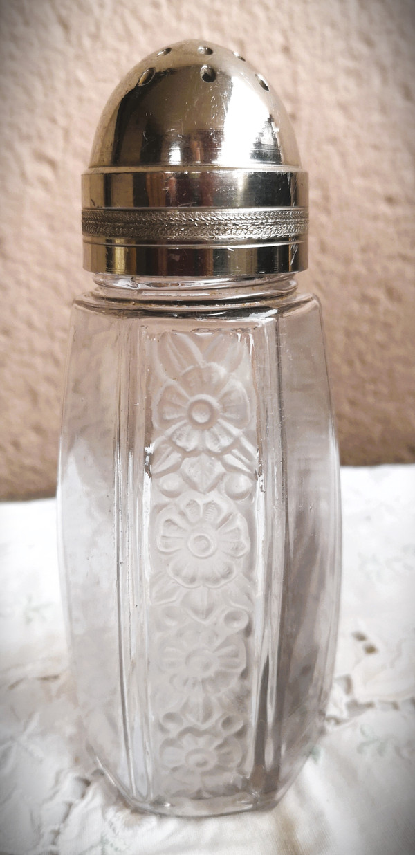 Seltener und eleganter Shaker mit geschnittenen Seiten, Blumendekor, signiert Lalique