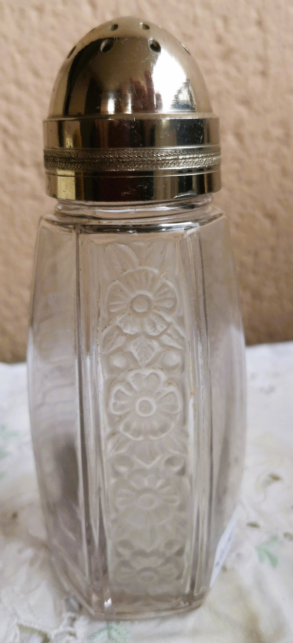 Seltener und eleganter Shaker mit geschnittenen Seiten, Blumendekor, signiert Lalique