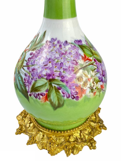 Lampe Napoléon III en porcelaine monture en bronze doré à décor de fleurs de lilas