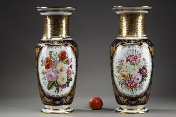 Paire de vases en porcelaine de bayeux