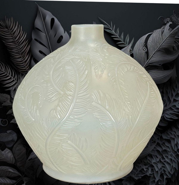 VASE "PLUME N°944 MODÈLE CRÉE EN 1920 SIGNÉ RENÉ LALIQUE FRANCE VERRE OPALESCENT