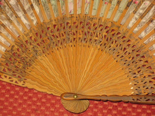 Fan with lace decoration, genre scene, flowers and birds painted on gauze, 19th century