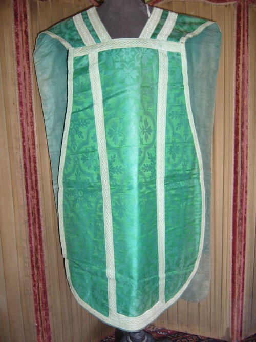 Chasuble en damas vert et broderie