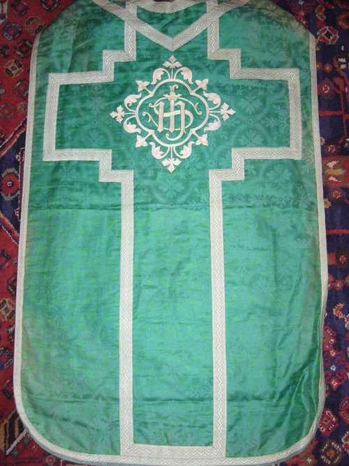 Chasuble en damas vert et broderie