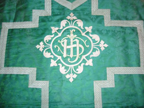 Chasuble en damas vert et broderie