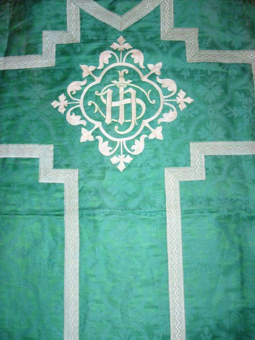 Chasuble en damas vert et broderie