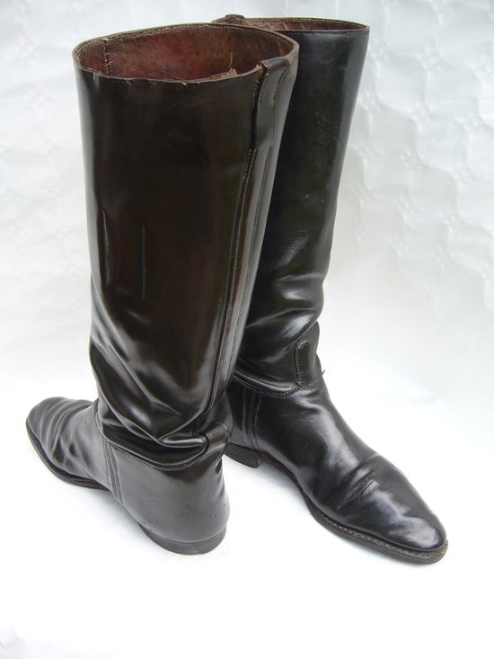 Paar alte Reitstiefel